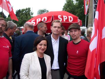 Mit Michael Müller und Dilek Kolat bei einer Demonstration gegen die NPD vor dem Rathaus Schöneberg