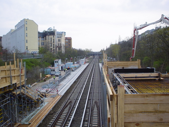 Hier soll bis zum Jahresende die Fußgängerbrücke wieder errichtet werden, die einen Zugang zu den Fahrstühlen ermöglichen wird.