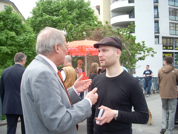 Bezirksbürgermeister Band und Lars Oberg im Gespräch am Rande der Eröffnung.