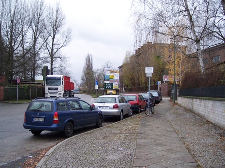 Die Einfahrt zum Werdauer Weg in Schöneberg. Hier möchte Edeka ein neues Zentrum errichten.
