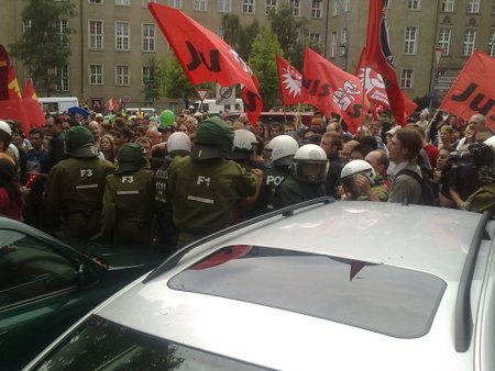 Proteste gegen "pro Deutschland" vor dem Rathaus Schäneberg 