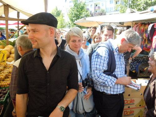Lars Oberg und Klaus Wowereit auf dem Crellemarkt