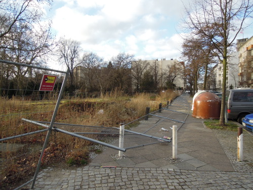 Das Einzige was sich zur Zeit am Park bewegt ist der Bauzaun