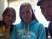 Rebecca und Katja am Arbeitsplatz eines Abgeordnten