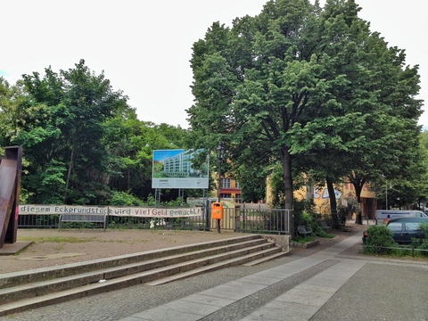 Das Eckgrundstück Crellestraße 22a - rechts im Bild sind die drei bedrohten Linden zu sehen
