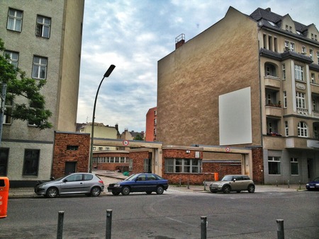Hier in der Belziger Strasse und in dem dahinter liegenden, bis zur Hauptstraße reichenden Areal werden neue Wohnungen und Gewerbeflächen gebaut. Für dieses Großprojekt auf dem Gelände des ehemaligen Postfuhramtes in Schöneberg wurde vom Bezirk bereits eine Genehmigung erteilt.