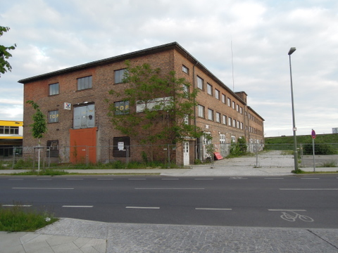 Leerstehendes Gewerbegebäude an der Südspitze des Gewerbegebiets direkt am Südkreuz