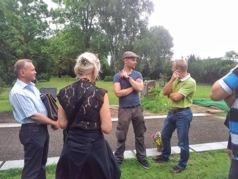 Auch Pfarrer Bornemann nahm an der Führung teil und erläuterte Lars Oberg, wie die Gemeinde mit den ordnungrechtlichen Bestattungen umgeht
