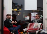 AUS DER BERLINER ZEITUNG: Lars Oberg (l.) ist der einzige Landesparlamentarier mit einem eigenen Wahlkreisbüro. Hier unterhält er sich mit dem Bildungsexperten Florian Bublys. Foto: Berliner Zeitung/Engelsmann