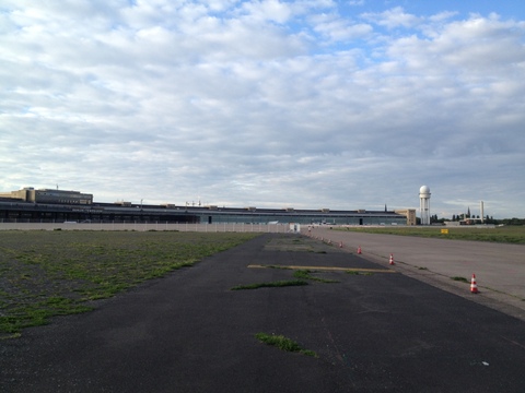 Das Tempelhofer Feld - können hier Wohnungen und ein Park entstehen, oder wird jede weitere Entwicklung verhindert?