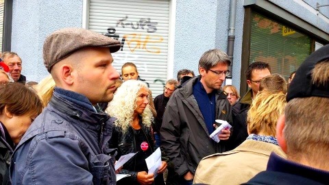 Großer Andrang beim Kiezspaziergang in der Katzlerstraße. Neben Lars Oberg waren auch zahlreiche Bundestagsabgeordnete wie zum Beispiel Swen Schulz vor Ort.