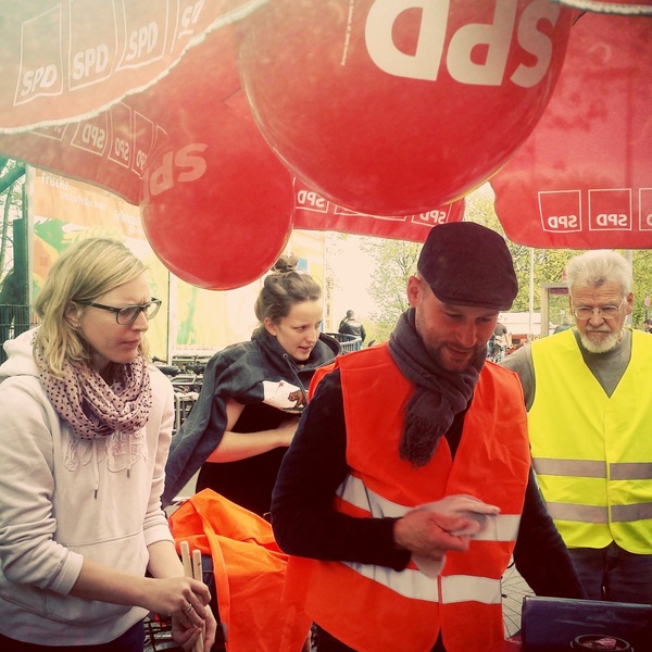 Treffpunkt unter dem roten Sonnenschirm - dann geht es zum Kiezputz