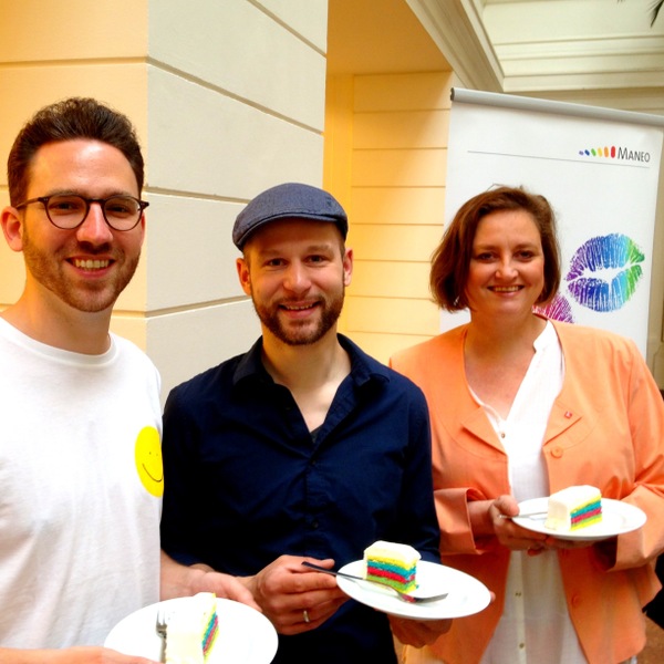 Lars Oberg, Ina Czyborra und Joschka Langenbrinck lassen sich den Kuchen schmecken