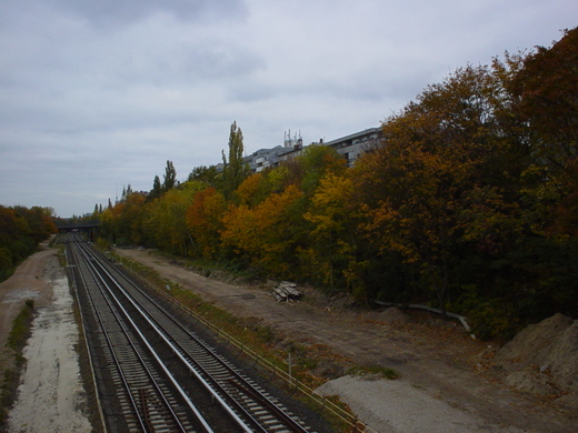 Blick von der Julius-Leber-Brücke: Noch ist nicht zu erkennen, dass hier in sechs Monaten ein S-Bahnhof stehen soll.