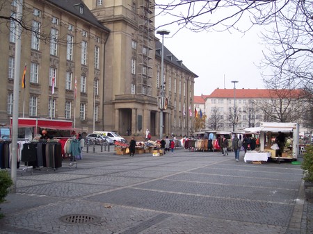 Der Wochenmarkt vor dem Rathaus Schöneberg