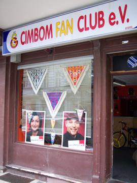 Im Schaufenster eines türkischen Vereins in der Leberstraße