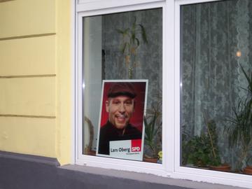 Mein Wahlplakat in einem Wohnzimmerfenster
