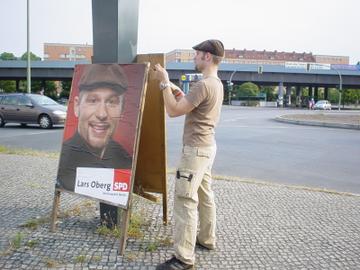 Beim Plakatieren am Innsbrucker Platz